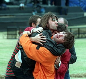 Images Dated 9th August 1996: OASIS EMBRACE AT KNEBWORTH - HOLLINGSBEE 09 / 08 / 1996