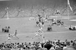 00015 Prints: Olympic Games 1948 Finish of the 80 metres hurdles at Wembley Stadium - won by Fanny