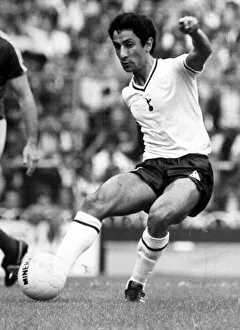 00771 Collection: Ossie Ardiles in action for Tottenham Hotspur, circa 1981
