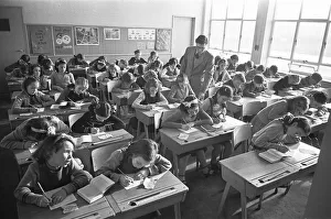 01113 Prints: Overcrowded classes at the Mardyke Primary School in South Ockendon