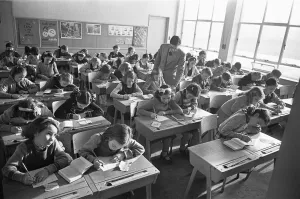 01113 Prints: Overcrowded classes at the Mardyke Primary School in South Ockendon