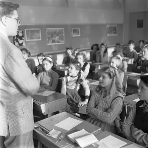 01113 Prints: Overcrowded classes at the Mardyke Primary School in South Ockendon