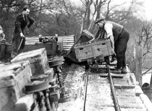 00062 Prints: The part owner gives a hand in unloading the tubs at Eltringham Colliery at Prudhoe