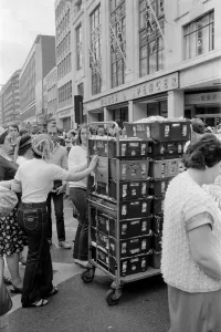 The Oxford Street Association staged a party for over 5000 children ahead of the Royal