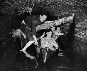 00089 Prints: Oxford undergraduate students movel along in a boat during an initation ceremony in