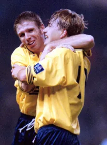 00337 Prints: Oxfords Nigel Jemson celebrates scoring the second goal against Manchester City in