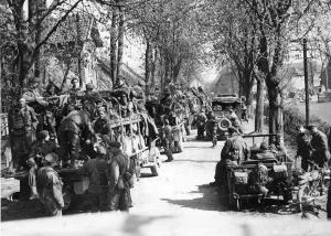 01452 Prints: The parachute division of the sixth airborne division advance towards Hanover. Germany
