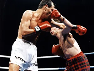 Pat Clinton boxer punches Isidro Perez on the nose at the Kelvin Hall world title fight