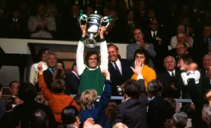00230 Prints: Pat Stanton Hibs Hibernian football player August 1972 Holds aloft Drubrougn