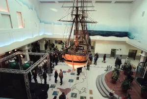 00592 Prints: Paul Daniels was unveiling the new Captain Cook Voyage World Map