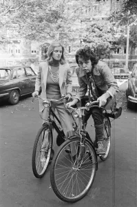 00949 Prints: Paul and Linda McCartney in 1972. Ex- Beatle Paul McCartney