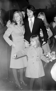 Paul McCartney, Linda Eastman and Lindas six-year old daughter