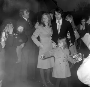00164 Prints: Paul McCartney, Linda Eastman and Lindas six-year old daughter