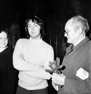 Paul McCartney talks to Mirror Man Don Short outside his house in St Johns Wood