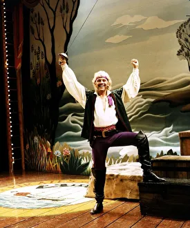 Paul Nicholas Actor stars in Pirates of Penzance'A&copy;Mirrorpix