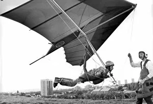 Images Dated 1st September 1980: Paul Quinn and John Dixon of the Northumbria Hang Gliding Club during a practice session