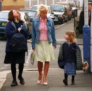 PAULA YATES WALKS TWO OF HER DAUGHTERS FIFI TRIXABELLE AND PEACHES TO SCHOOL TODAY