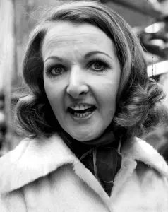 01430 Prints: Penelope Keith smiling in street - November 1976 11 / 11 / 1976