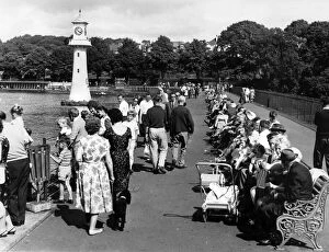 00777 Collection: People enjoying an afternoons sunshine on Roath Park Lake