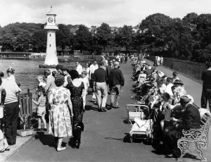 People enjoying an afternoons sunshine on Roath Park Lake