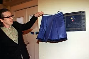 Images Dated 26th February 1997: Peter Capaldi Scottish actor unveiling a plaque to Scots animator Norman McLaren at