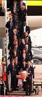 Manu04 Prints: Peter Schmeichel holding the European Cup May 1999 with rest of the Manchester