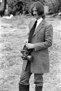Peter Sellers Filming: Ringo Starr with gas mask on calling the people to come for their