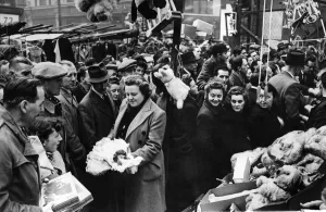 Petticoat Lane: Every year, it seems, still more thousands remember that Petticoat Lane