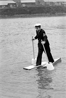 Images Dated 7th January 1971: Petty officer Alan Hogarth on skis. Petty officer Alan Hogarth 33