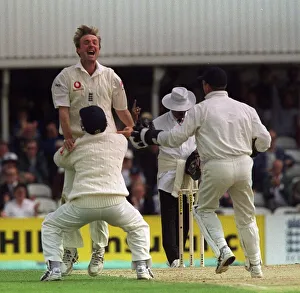 Phil Tufnell celebrates the wicket of Parore in August 1999 with Ramprakash