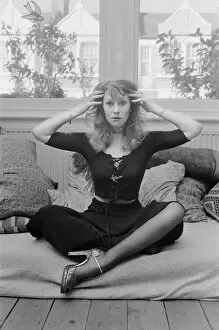01000 Collection: Photo shows Helen Mirren in her Fulham home. Picture taken 26th September