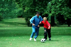PHOTOSHOOT OF GEORGE BEST SITTING IN PARK WITH SON CALLUM BEST - 93 / 7487