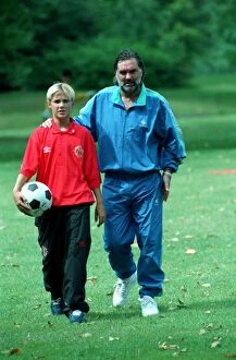 01414 Collection: PHOTOSHOOT OF GEORGE BEST SITTING IN PARK WITH SON CALUM BEST - 93 / 7487 www
