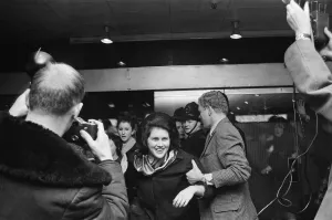 01305 Prints: Picture shows a crowd of teenagers outside the ARTV studios in Kingsway, London