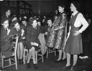 1946 Prints: Picture shows how demobbed girls can choose an inter changeable colourful