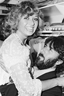 00998 Prints: Picture shows Dustin Hoffman (left) and Elaine Paige (right)