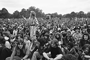 01205 Prints: Picture shows the huge audience at London Hyde Park for a concert by Don Mclean - America
