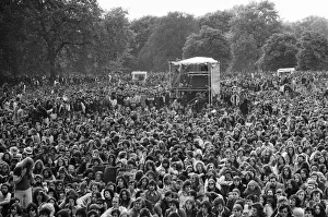 01205 Prints: Picture shows the huge audience at London Hyde Park for a concert by Don Mclean - America