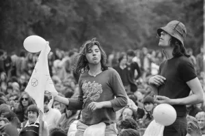 01205 Prints: Picture shows the huge audience at London Hyde Park for a concert by Don Mclean - America