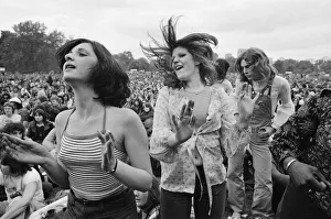 01205 Prints: Picture shows the huge audience at London Hyde Park for a concert by Don Mclean - America
