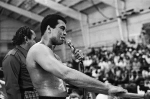 01005 Prints: (Picture shows) Muhammad Ali talking to his fans at pre fight press conference for
