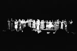 00998 Prints: Picture shows the onstage celebrations at David Essex (who plays Che