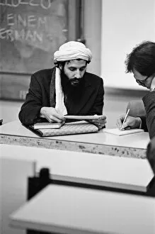 Images Dated 11th November 1985: Picture shows Yusuf Islam speaking at Reading University on the 11th November 1985