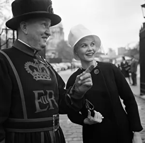 When pink Dorothy Provine arrived in London today she wanted to see the town