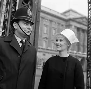 When pink Dorothy Provine arrived in London today she wanted to see the town