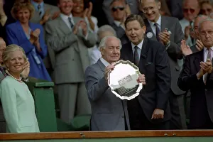 Former player and commentator Don Maskell receives a trophy from the Duchess of Kent