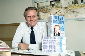 01300 Prints: Politician Michael Heseltine promoting his book The Challenge of Europe