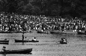 00087 Prints: Pop fans and rowing boats on the Serpentine at The Rolling Stones concert at Hyde Park
