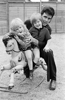 Sons Prints: Pop singer Alvin Stardust at his new house in Stanmore with his family - wife Iris