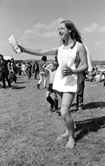 Images Dated 9th August 1970: Popcorn Salesgirl Heather Binks at The Tenth National Jazz and Blues Festival